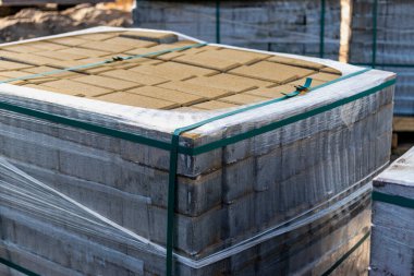 İnşaat alanındaki paletlere asfalt döşeme. Beton asfalt döşemeye hazır. Tamamlanmış ürünler deposu