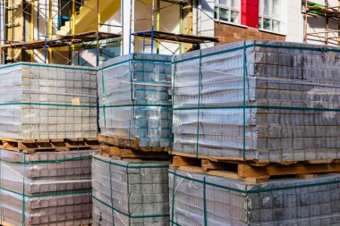 İnşaat alanındaki paletlere asfalt döşeme. Beton asfalt döşemeye hazır. Tamamlanmış ürünler deposu