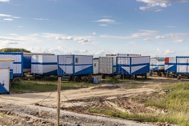Mobil ofis binaları ya da inşaat alanı için konteynır ofisi. Konut inşaatçıları için çalışma odaları