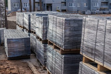 İnşaat alanındaki paletlere asfalt döşeme. Beton asfalt döşemeye hazır. Tamamlanmış ürünler deposu