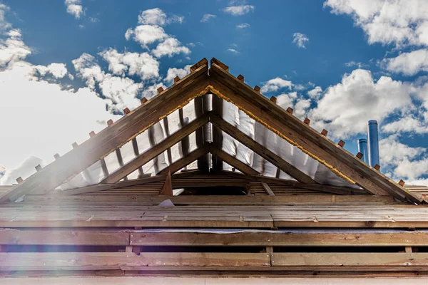Drewniany System Kratownic Pod Niebem Budowa Dachu Domu Drewnianych Belek — Zdjęcie stockowe