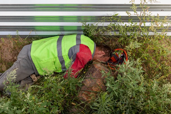 Trabajador Construcción Borracho Duerme Césped Cerca Una Cerca Sitio Construcción — Foto de Stock