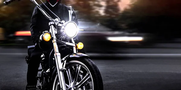 Homem Motociclista Uma Motocicleta Noite Uma Rua Cidade Close Motociclista — Fotografia de Stock