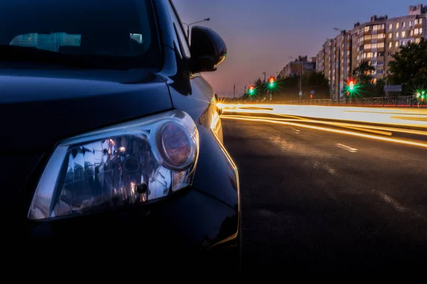 Strada Città Notte Tiro Lunga Esposizione Erba Verde Con Una — Foto Stock