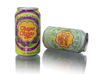 BELARUS - Aralık 2021: Alüminyum kutu Chupa-Chup köpüklü meşrubat beyaz arka planda izole edilmiş