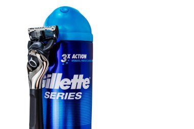 BELARUS - 2021 ARALIK: Modern Gillette erkek jileti ve tıraş jölesi. Beyaz izole edilmiş arka plan. Bir erkek için hediye. Sakal bakımı