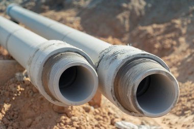 İnşaat alanında sondaj sondajı yapmak için özel bir alet. Yakın plan. Sondaj ve maden arama aracı