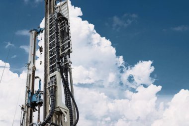 İnşaat alanında sondaj sondajı. Derin kuyu kazmak. Petrol ve gaz minerallerinin çıkarılması. Çalışma süreci