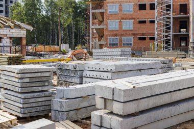 İnşaat alanında beton döşemeler ve inşaat malzemeleri var. Bir ev inşa etmek için malzeme deposu. Endüstriyel mühendislik