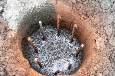 Cihazdan sonra yere yığılmış. Yakın plan. Yığın temelleri