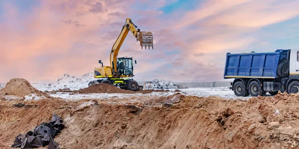 Potente Excavadora Cava Pozo Cimentación Para Construcción Edificio Residencial Cargando — Foto de Stock