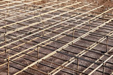 Zeminin ve temelin güçlendirilmesi için takviye gerekiyor. Temeli beton dökmeye hazırlıyorum. Endüstriyel inşaat alanı