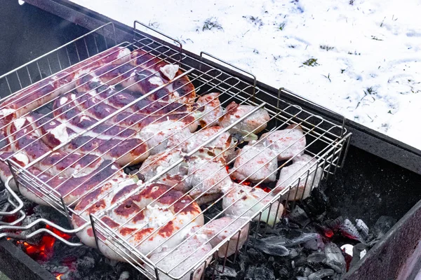 炭火グリルでジューシーなソーセージを調理 接近中だ 選択的フォーカス 火の上の肉スナック — ストック写真