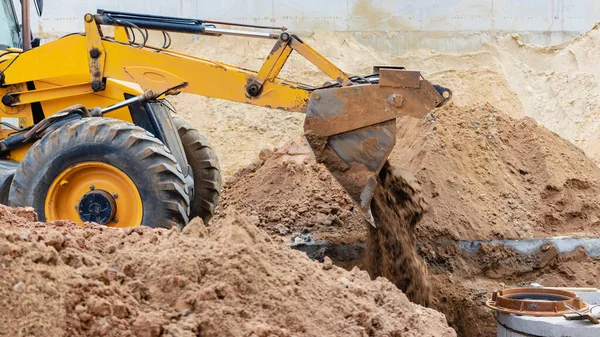 Escavatore Riempie Fossa Con Secchio Anteriore Sposta Terreno Intorno Cantiere — Foto Stock