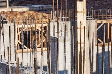 Modern bir monolitik konut binasının güçlendirilmiş beton temeli. Beton dökmek için ağ takviyesi ile hazırlandı. Monolitik inşaat teknolojileri