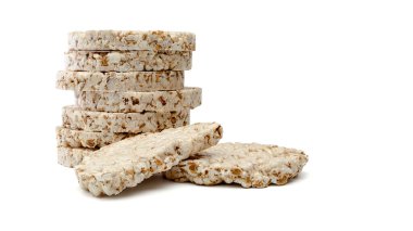 Beyaz arka planda izole edilmiş fitness gevrekleri. Sağlıklı diyet yemekleri. Tam tahıllı çıtır ekmek. Diyet ekmek.