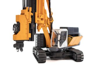 Hidrolik sondaj platformu beyaz arka planda izole edildi. Kazık kazmak için tırtıl sondajı. Kuyuların kazılması