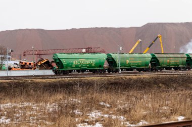 Beyaz Rusya, Soligorsk 2022. Belarus potasyum hopper, dünyanın en büyük gübre üreticilerinden gelen tuzlu masa ile birlikte. Dikenli tellerin arkasında bir yük vagonu var. Yaptırımlar