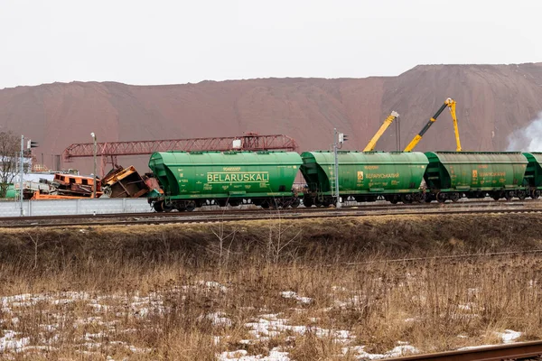 Beyaz Rusya, Soligorsk 2022. Belarus potasyum hopper, dünyanın en büyük gübre üreticilerinden gelen tuzlu masa ile birlikte. Dikenli tellerin arkasında bir yük vagonu var. Yaptırımlar