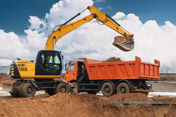 Excavator Loads Soil Sand Dump Truck Pit Development Earthworks Help — Stock Photo, Image