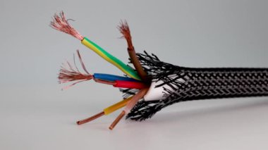 Beyaz arka planda izole edilmiş elektrik bakır kablo. Elektrik kablosu kurulumu. Zor koşullarda kablo yalıtımı. Yakın plan..