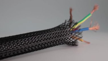Beyaz arka planda izole edilmiş elektrik bakır kablo. Elektrik kablosu kurulumu. Zor koşullarda kablo yalıtımı. Yakın plan..