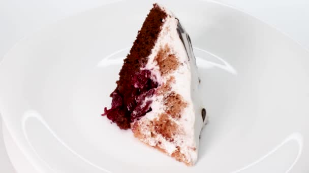 Кондитерская Концепция Кусок Вишневого Торта Покрытый Белым Кремом Украшенным Вишней — стоковое видео