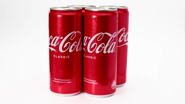 Plechovky Klasické Coca Coly Rotují Bílém Pozadí Logo Zblízka Syceného — Stock video