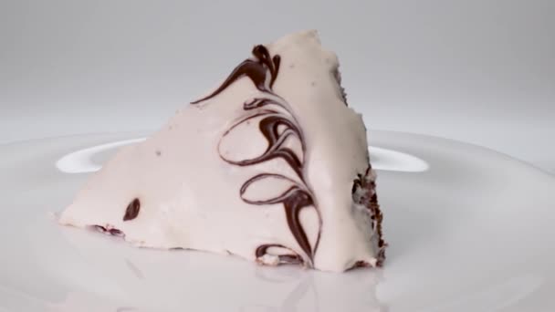 Koncepcja Wyrobów Cukierniczych Kawałek Wiśniowego Ciasta Pokryty Białym Kremem Ozdobionym — Wideo stockowe