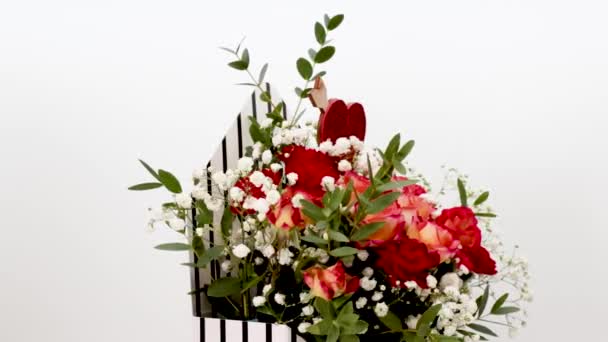 Canasta Regalo Con Flores Sobre Fondo Blanco Rosas Claveles Composición — Vídeos de Stock
