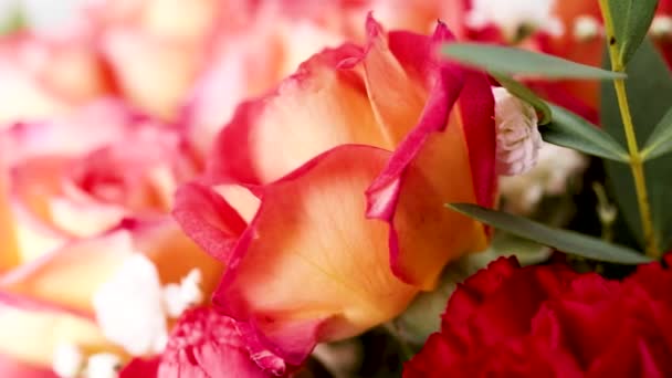 Cadeaumandje Met Bloemen Een Witte Achtergrond Rozen Anjers Bloemensamenstelling Cadeau — Stockvideo