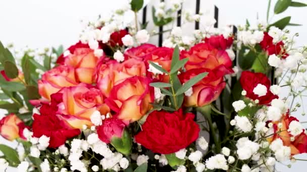 Cesto Regalo Con Fiori Sfondo Bianco Rose Garofani Composizione Floreale — Video Stock