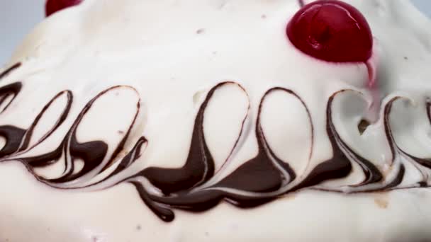 Cukrászati Koncepció Cseresznye Torta Borított Fehér Krém Díszített Cseresznye Forog — Stock videók