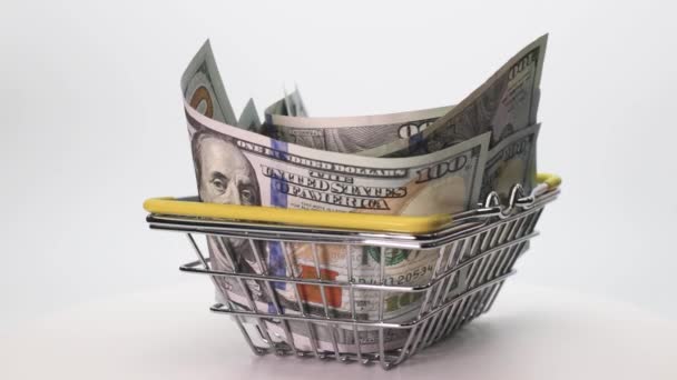 Dolarové Bankovky Košíku Obchodu Nebo Hypermarketu Bílém Pozadí Detailní Záběr — Stock video