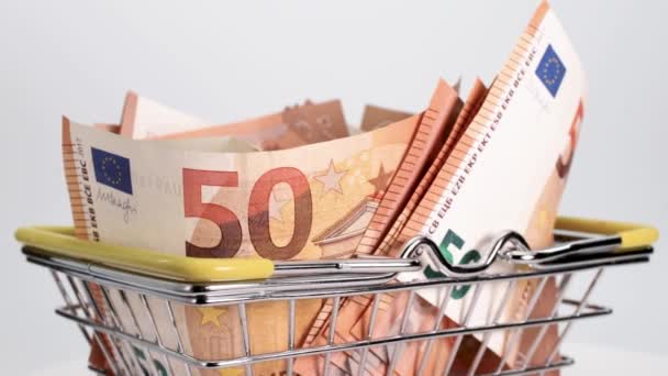 Euro Bankovky Košíku Obchodu Nebo Hypermarketu Bílém Pozadí Detailní Záběr — Stock video