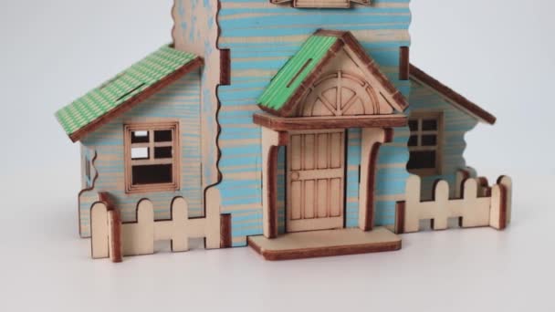 抵押贷款 出租房屋和房地产 抵押贷款 白色背景的房子模型 买你自己的财产 特写镜头 — 图库视频影像