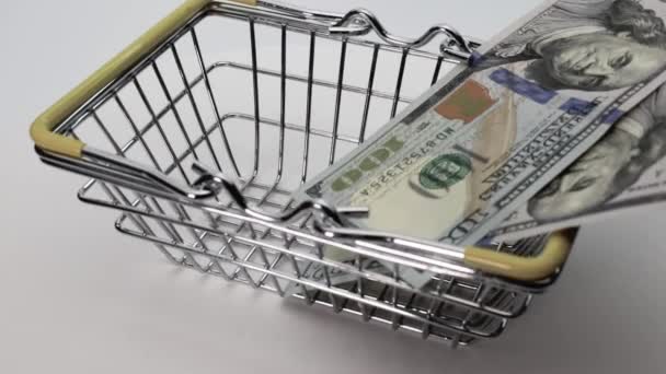 Dolar Banknotları Beyaz Arka Planda Bir Borunun Içinde Dönüyor Yakın — Stok video