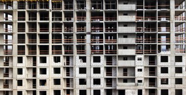 Binanın monolitik çerçeve yapısı. Sağlam beton duvarlar. Duvarlar için iskelet. Betondan yapılmış duvarlar için şekil. İnşaat alanı kapanıyor.