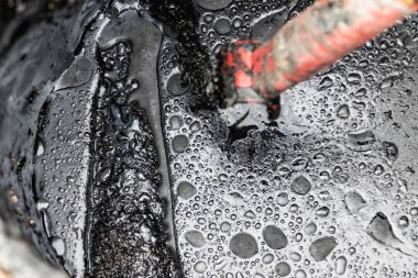 Kovada su geçirmez hale getirmek için bituminous mastic. Yapı yapıları üzerinde bituminöz mastiğin uygulamasıName