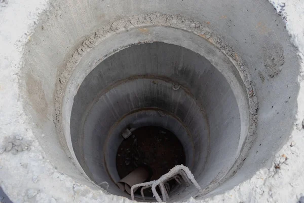 Einbau Eines Stahlbetonbrunnens Zur Wasserversorgung Und Abwasserentsorgung Auf Einer Baustelle — Stockfoto