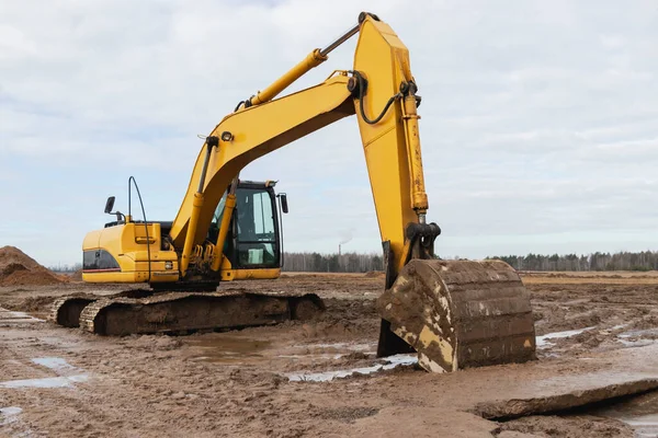 stock image Heavy excavators at a construction site. Construction equipment for earthworks. Quarry excavator. Improvement of the territory and earthworks