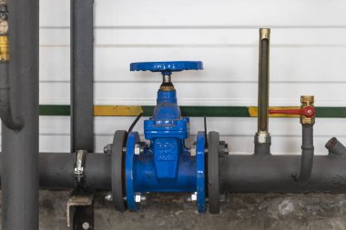 Gaz veya ısıtma borusunda endüstriyel valf. Üretim odasına bir ısıtma ünitesi kurulması. Isıtma için metal borular