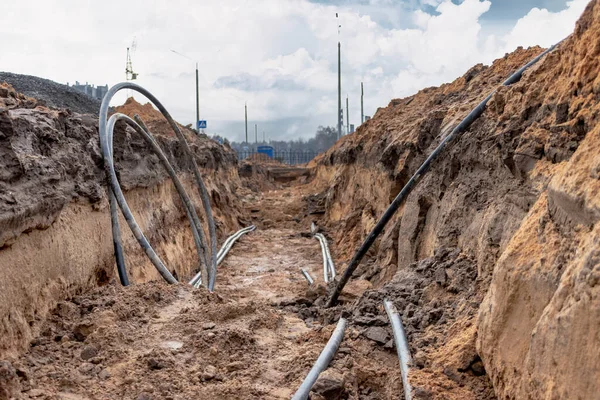 Yüksek voltajlı elektrik kablosu mevcut mühendislik kanalizasyon ağlarının altında bir sipere yerleştirildi. Binalara elektrik sağlamak için yüksek voltajlı kablo döşemek