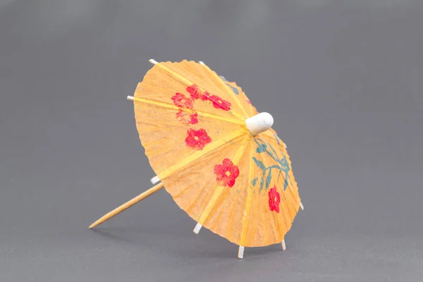 Ομπρέλα για κοκτέιλ σε ένα γκρίζο φόντο — Φωτογραφία Αρχείου