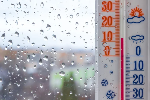 Gotas de chuva em vidro — Fotografia de Stock