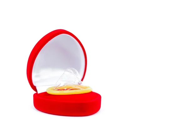 Prezervatif kırmızı hediye kutusu — Stok fotoğraf