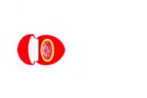 Презерватив в красной подарочной коробке — стоковое фото