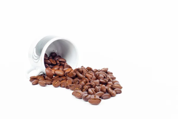 Кофе с конфетами на белом фоне — стоковое фото