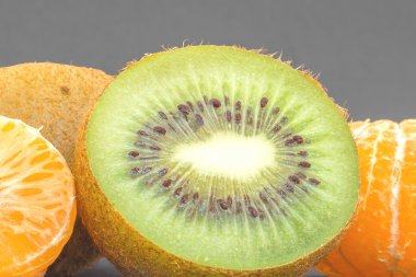 kivi gri arka plan üzerinde