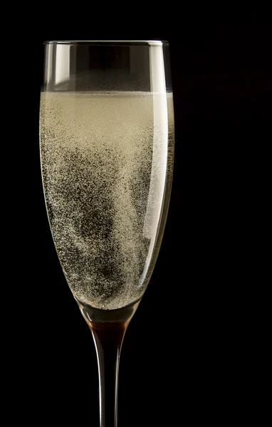 Vin de Champagne en verre sur noir — Photo